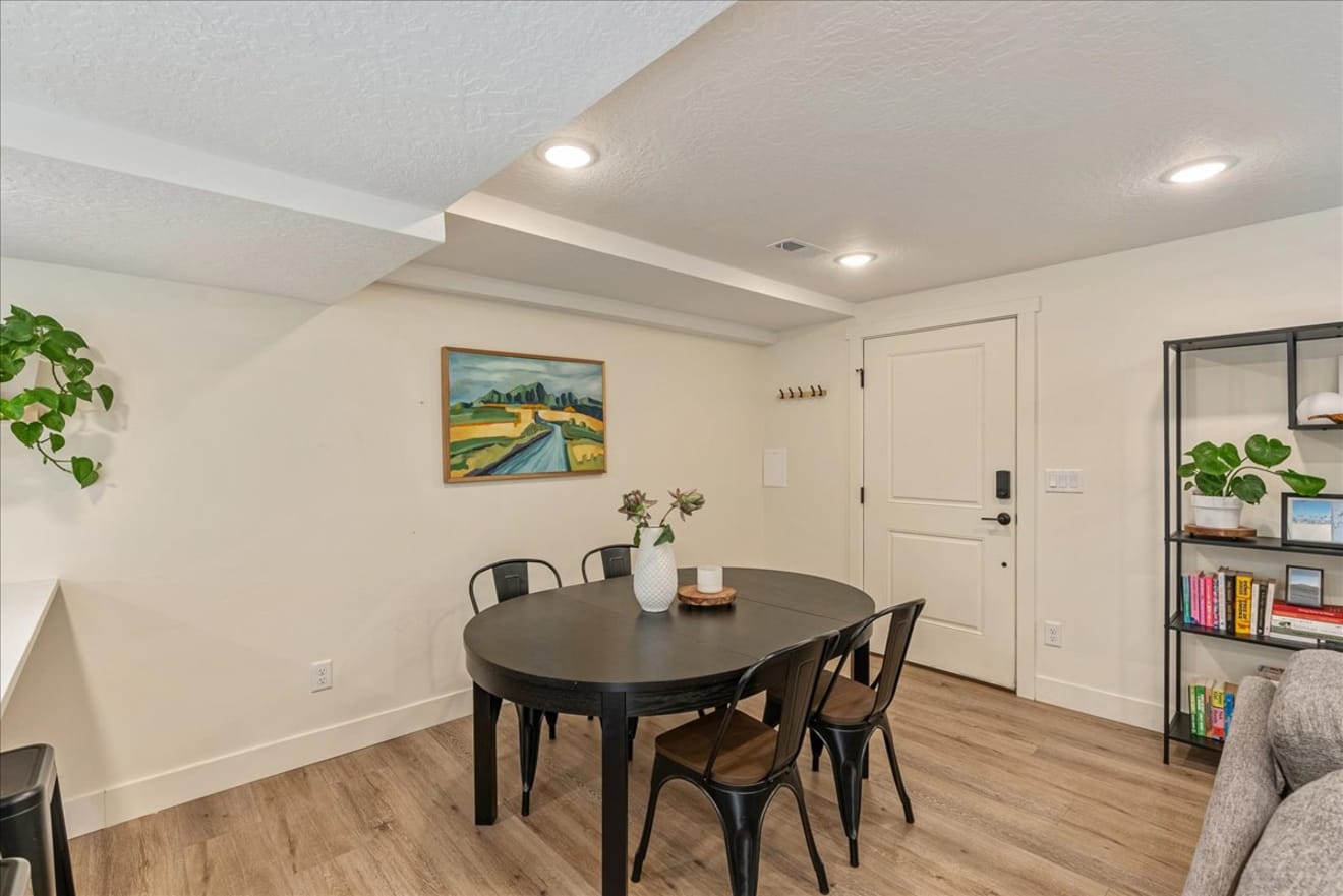 Your Beautiful Duplex in Sugar House inception-app-prod/ZjZiZmM3MTAtMGIxOS00NGY2LWJhOGYtOWM4NWZiNDRhOTcy/content/2024/09/8e61371edffc7e26cc73581aec27cc9413ed90f6.jpg