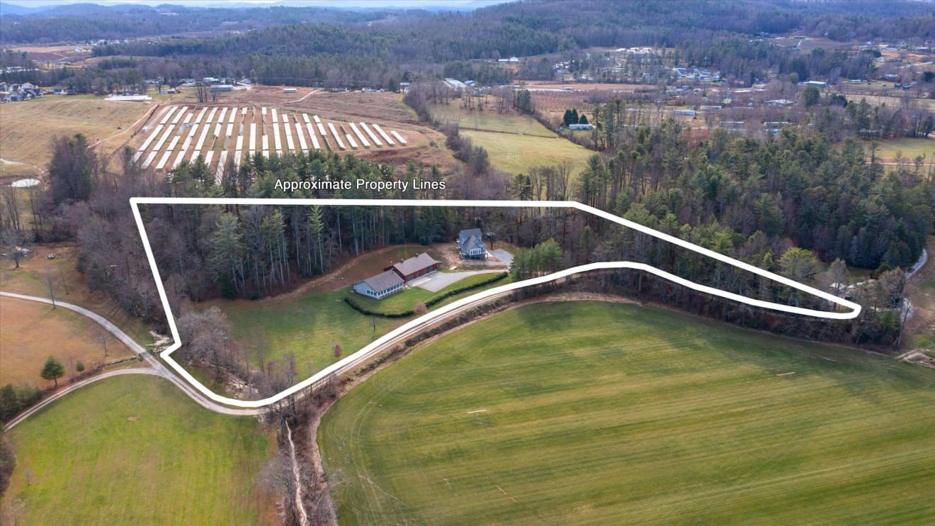 <p>326 Golden Valley Drive Photos</p> inception-app-prod/ZjczNTUxMGUtNWMzOC00N2E0LWJkOTUtMTIyMDZhZTViY2E0/content/2024/12/34698ba67c4f5d07958e55bc00510e62ce3e614a.jpg