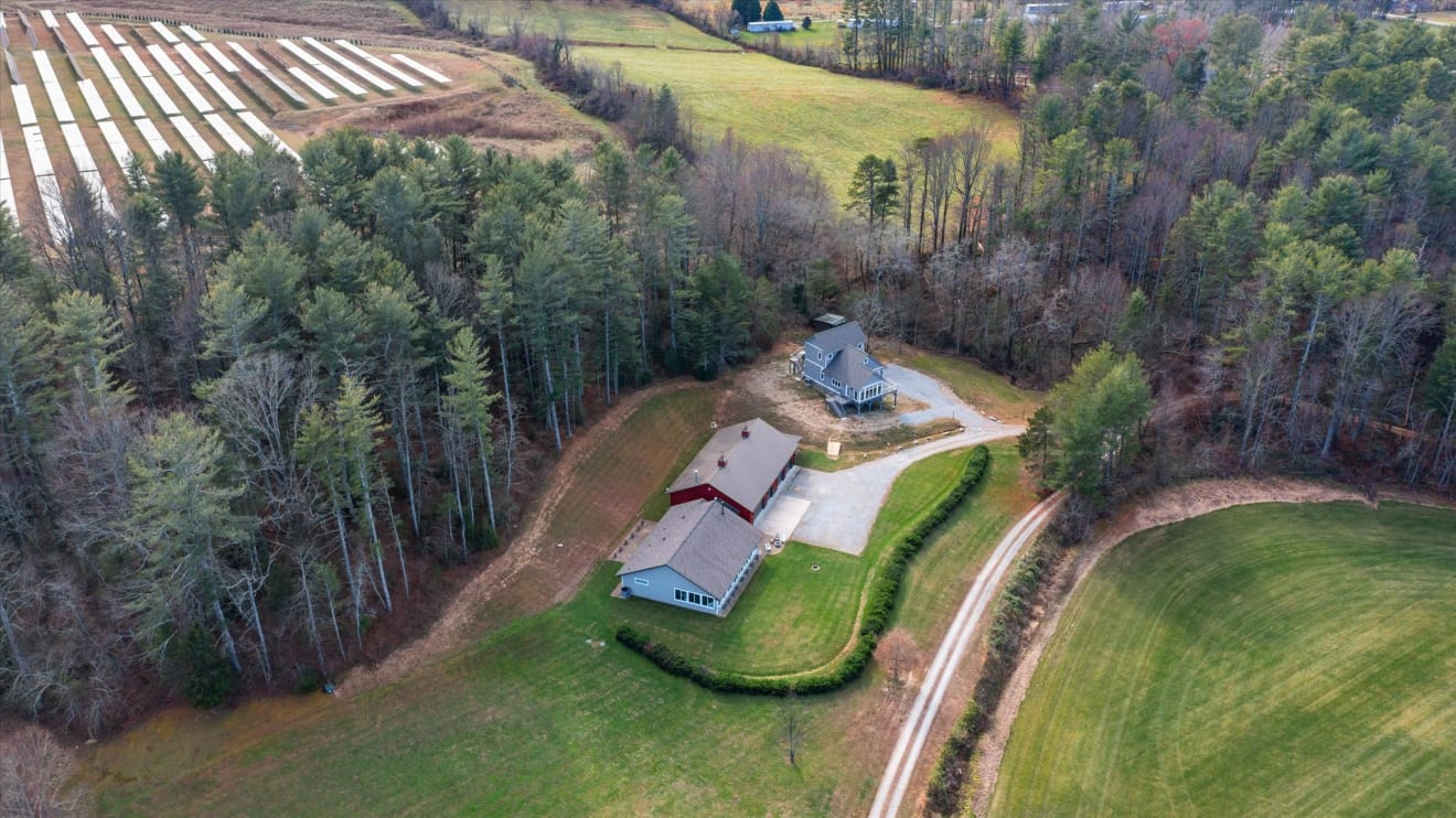 <p>326 Golden Valley Drive Photos</p> inception-app-prod/ZjczNTUxMGUtNWMzOC00N2E0LWJkOTUtMTIyMDZhZTViY2E0/content/2024/12/8dd66f9f97b737070a86fe2e4443ad37fffd8058.jpg