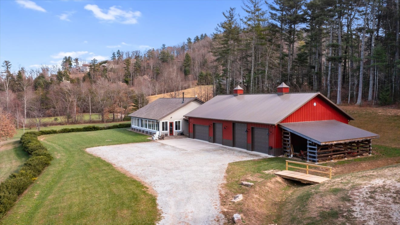 <p>326 Golden Valley Drive Photos</p> inception-app-prod/ZjczNTUxMGUtNWMzOC00N2E0LWJkOTUtMTIyMDZhZTViY2E0/content/2024/12/bd822c5b5f3e93f8c208bbd4f429ac009502219b.jpg