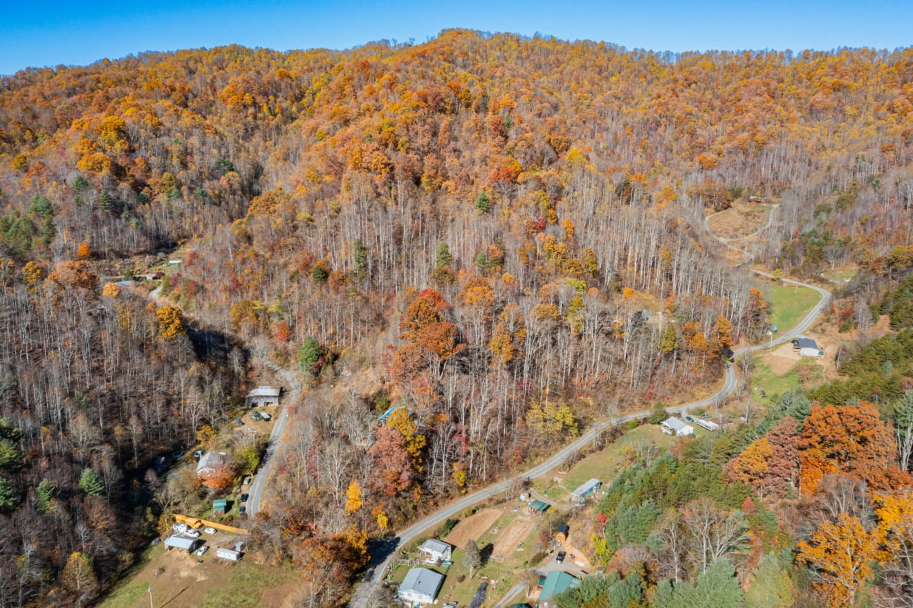 <p>35 Norton Branch Road Photos</p> inception-app-prod/ZjczNTUxMGUtNWMzOC00N2E0LWJkOTUtMTIyMDZhZTViY2E0/content/2025/11/1eafd7610718dcfdf13569b4c2553b9faa9239ca.jpg