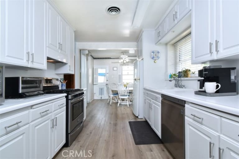 12403 Cumpston St, Valley Village, CA 91607 inception-app-prod/MGFkNTExOTUtZDU4Yy00MDJkLTljYTQtNGI1N2NjNWMwOTkw/content/2024/06/5000704a657ce2981ea3c3a303f3bfa5eea2f986.jpg