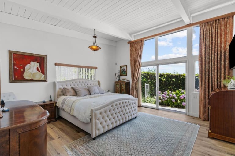 1422 N Kenter Ave, Los Angeles, CA 90049 inception-app-prod/MGFkNTExOTUtZDU4Yy00MDJkLTljYTQtNGI1N2NjNWMwOTkw/content/2024/09/5a49fb0e2a47eeee39e3f6ac6e4f0f88b50d6af8.jpg