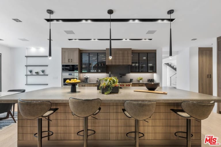 19350 Starlight Dr, Tarzana CA 91356 inception-app-prod/MGFkNTExOTUtZDU4Yy00MDJkLTljYTQtNGI1N2NjNWMwOTkw/content/2024/10/03e4116bbce570fe2265c2ce1e7c6aca40a59009.jpg