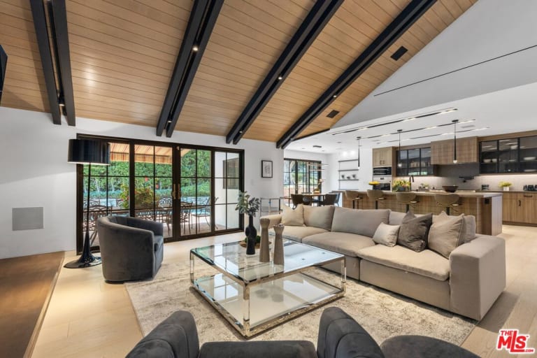 19350 Starlight Dr, Tarzana CA 91356 inception-app-prod/MGFkNTExOTUtZDU4Yy00MDJkLTljYTQtNGI1N2NjNWMwOTkw/content/2024/10/309e0ee4039b1814e640c352e30dfd6d204e2a20.jpg