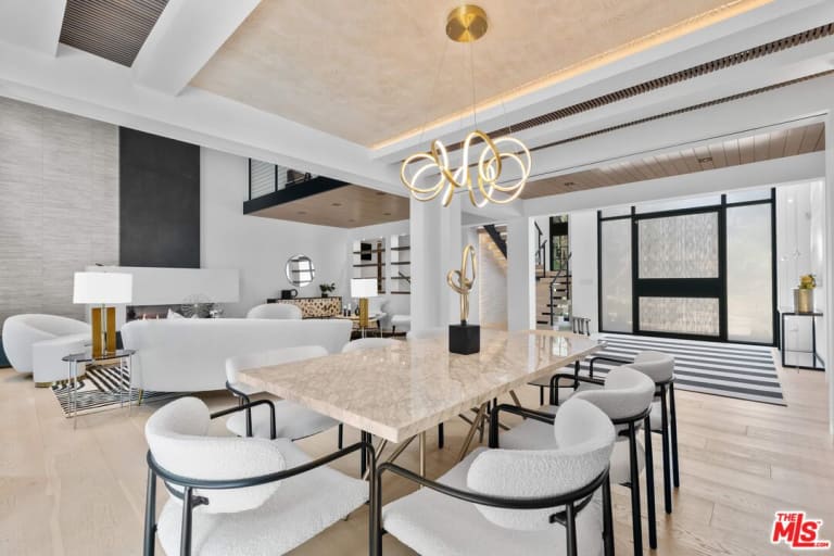 19350 Starlight Dr, Tarzana CA 91356 inception-app-prod/MGFkNTExOTUtZDU4Yy00MDJkLTljYTQtNGI1N2NjNWMwOTkw/content/2024/10/3cb2c09996a154fc1fa5d684bfc23177ea8a6595.jpg