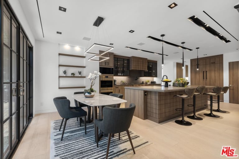 19350 Starlight Dr, Tarzana CA 91356 inception-app-prod/MGFkNTExOTUtZDU4Yy00MDJkLTljYTQtNGI1N2NjNWMwOTkw/content/2024/10/4dd6692db52fb030fe8eba439e2e853f6d8e3538.jpg