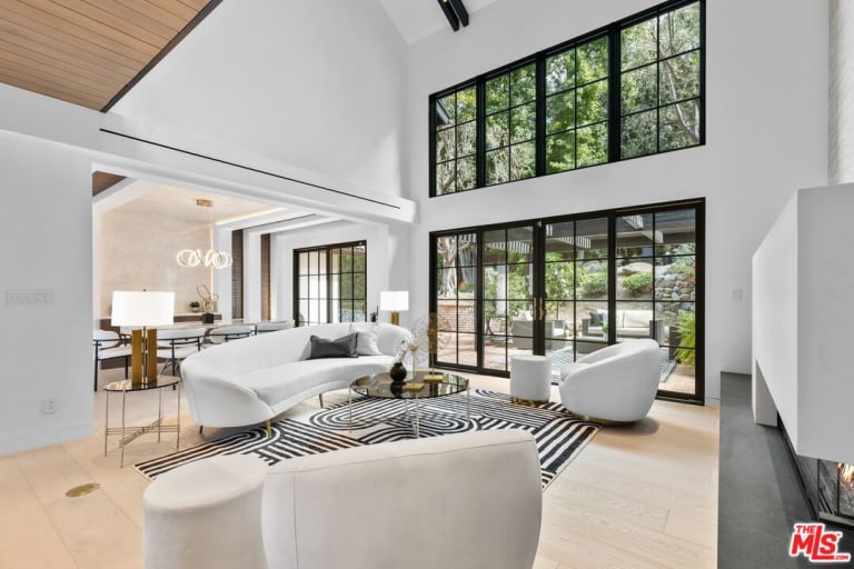 19350 Starlight Dr, Tarzana CA 91356 inception-app-prod/MGFkNTExOTUtZDU4Yy00MDJkLTljYTQtNGI1N2NjNWMwOTkw/content/2024/10/6d0636fe7cf7e7ceecfca3cd3784db29cb5cc941.jpg