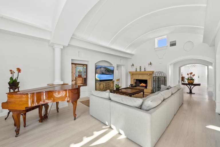 23318 Park Colombo, Calabasas CA 91302 inception-app-prod/MGFkNTExOTUtZDU4Yy00MDJkLTljYTQtNGI1N2NjNWMwOTkw/content/2024/10/7bbfd5dec9c61e459b1c91d17c7c917ee02b3880.jpg