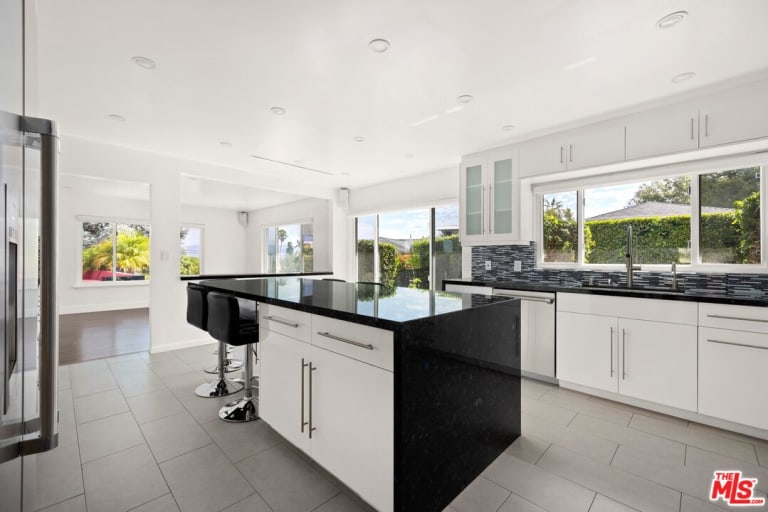 16324 Mandalay Dr, Encino CA 91436 inception-app-prod/MGFkNTExOTUtZDU4Yy00MDJkLTljYTQtNGI1N2NjNWMwOTkw/content/2024/10/99deac6e4bbbb772b0c49a3609df3f2413fc6316.jpg