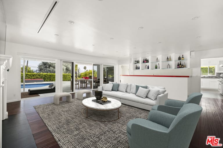 16324 Mandalay Dr, Encino CA 91436 inception-app-prod/MGFkNTExOTUtZDU4Yy00MDJkLTljYTQtNGI1N2NjNWMwOTkw/content/2024/10/c3c30a94caffa8a39a23183ceacec4a091d77723.jpg