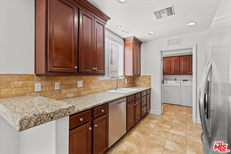 124 N Orlando Ave #102, Los Angeles, CA 90048 inception-app-prod/MGFkNTExOTUtZDU4Yy00MDJkLTljYTQtNGI1N2NjNWMwOTkw/content/2024/12/25e5871825d24b049ab76a046935acdc97524a0d.jpg