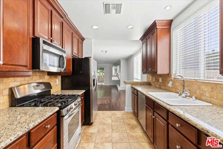 124 N Orlando Ave #102, Los Angeles, CA 90048 inception-app-prod/MGFkNTExOTUtZDU4Yy00MDJkLTljYTQtNGI1N2NjNWMwOTkw/content/2024/12/66bb0f4b1928219428ee43b6008319ffb15a6cb1.jpg