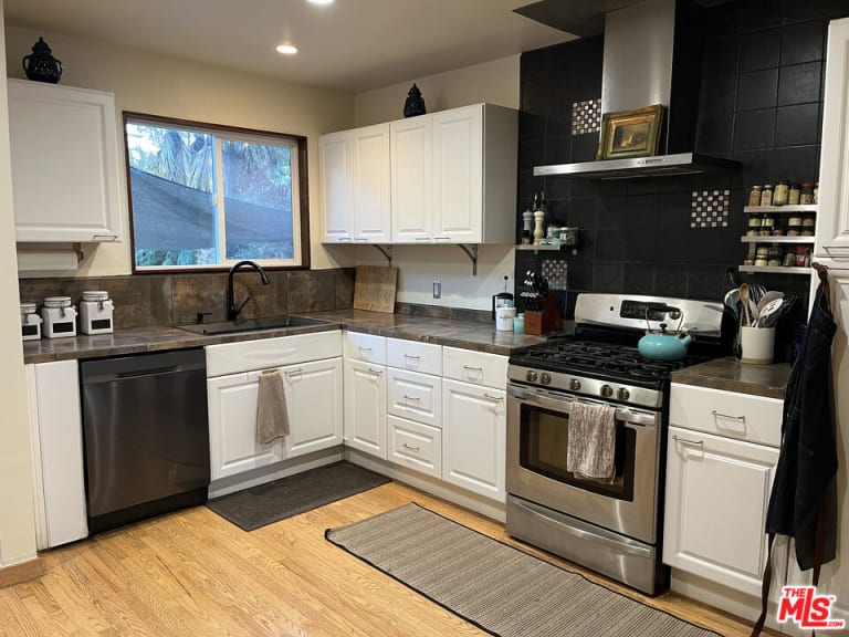 12251 Herbert St, Los Angeles, CA 90066 inception-app-prod/MGFkNTExOTUtZDU4Yy00MDJkLTljYTQtNGI1N2NjNWMwOTkw/content/2025/02/7336b9a9735e36d66ffc8151b6ac9a57ff8fe8b1.jpg