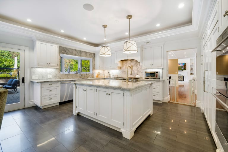 13037 San Vicente Blvd, Los Angeles, CA 90049 inception-app-prod/MGFkNTExOTUtZDU4Yy00MDJkLTljYTQtNGI1N2NjNWMwOTkw/content/2025/04/1217cbcbd8ba46af85940df14b4aff12bed1b034.jpg