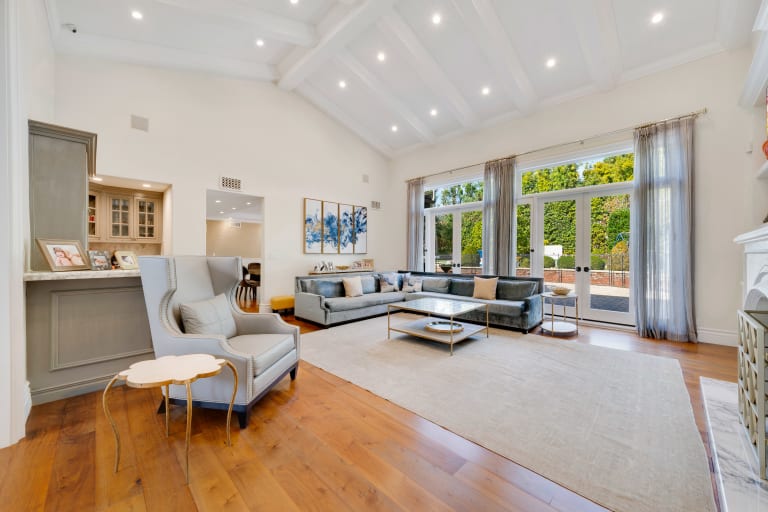 13037 San Vicente Blvd, Los Angeles, CA 90049 inception-app-prod/MGFkNTExOTUtZDU4Yy00MDJkLTljYTQtNGI1N2NjNWMwOTkw/content/2025/04/1bf7dd457fd50bf929db9d831071c72bad07d16d.jpg