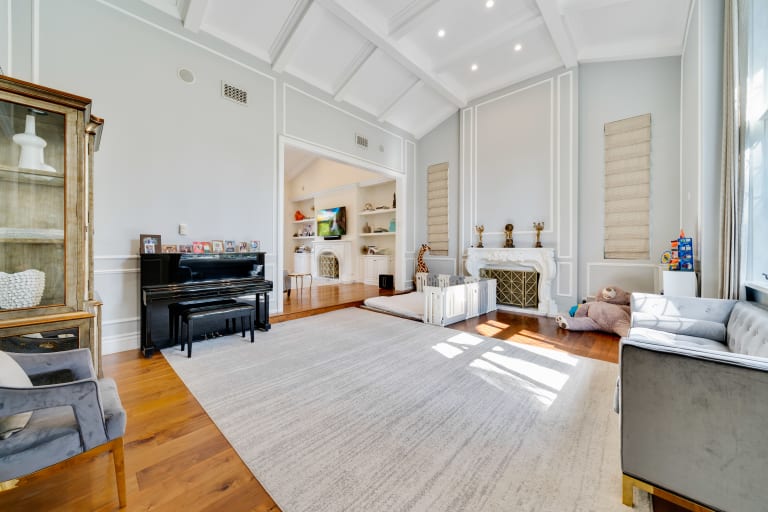 13037 San Vicente Blvd, Los Angeles, CA 90049 inception-app-prod/MGFkNTExOTUtZDU4Yy00MDJkLTljYTQtNGI1N2NjNWMwOTkw/content/2025/04/ba49aba0479feba553c8d2a029f987fc586f3f0e.jpg