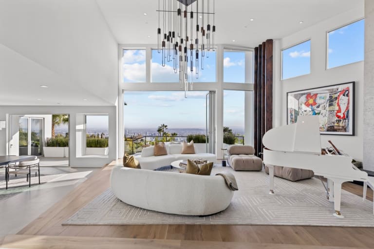 9270 Kinglet Dr, Los Angeles, CA 90069 inception-app-prod/MGFkNTExOTUtZDU4Yy00MDJkLTljYTQtNGI1N2NjNWMwOTkw/content/2025/07/23f9cd523ebfe2ee9f891aef68e7921dfebac5e0.jpg