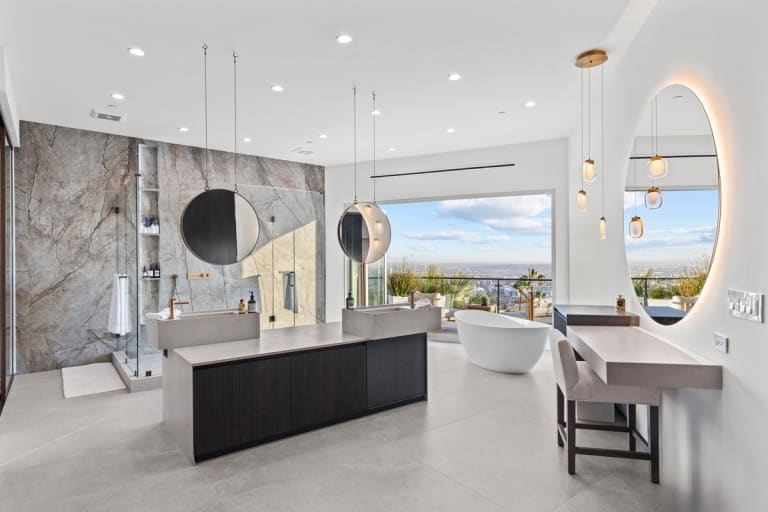 9270 Kinglet Dr, Los Angeles, CA 90069 inception-app-prod/MGFkNTExOTUtZDU4Yy00MDJkLTljYTQtNGI1N2NjNWMwOTkw/content/2025/07/50c51bb12118f94b53d51d443ae7c594b1c68c8b.jpg