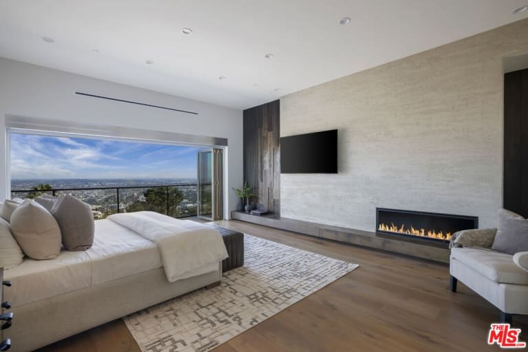 9270 Kinglet Dr, Los Angeles, CA 90069 inception-app-prod/MGFkNTExOTUtZDU4Yy00MDJkLTljYTQtNGI1N2NjNWMwOTkw/content/2025/07/6b99e4b86e0213021997f9d03b7d3cdc0bfae6a9.jpg