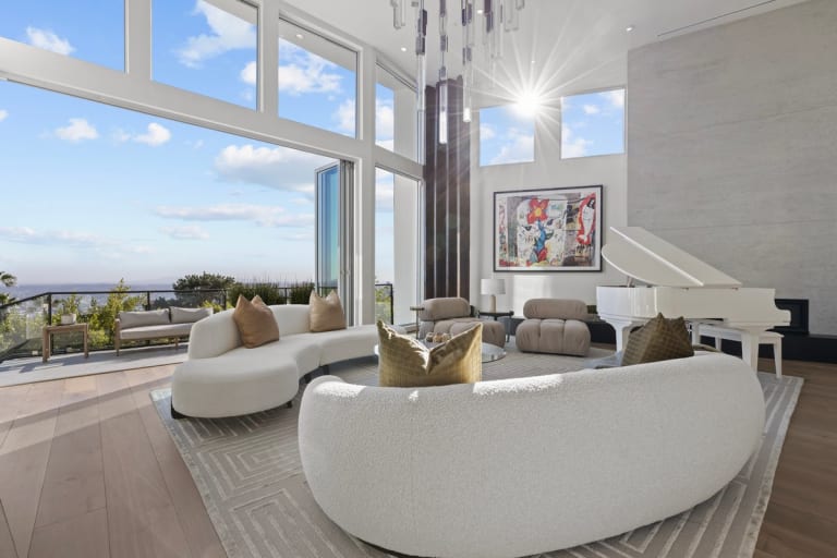 9270 Kinglet Dr, Los Angeles, CA 90069 inception-app-prod/MGFkNTExOTUtZDU4Yy00MDJkLTljYTQtNGI1N2NjNWMwOTkw/content/2025/07/c5150cf2b241a3c842db2985b9e520104d8572bc.jpg