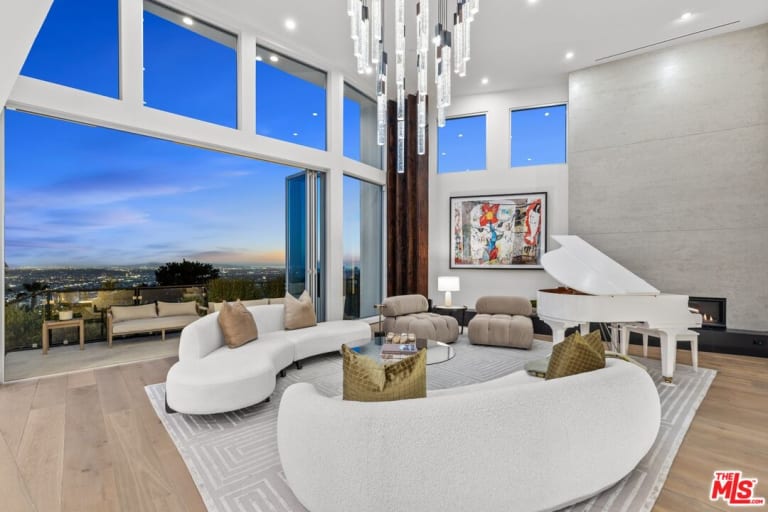 9270 Kinglet Dr, Los Angeles, CA 90069 inception-app-prod/MGFkNTExOTUtZDU4Yy00MDJkLTljYTQtNGI1N2NjNWMwOTkw/content/2025/07/c6ae4e77d8e64d66377b5f66a7cc8fe2fe3c36cc.jpg