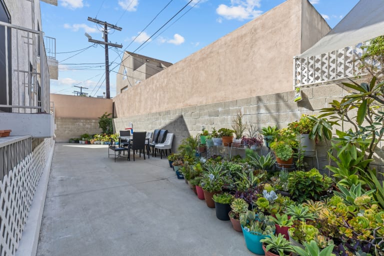 1027 S Bedford St #5, Los Angeles, CA 90035 inception-app-prod/MGFkNTExOTUtZDU4Yy00MDJkLTljYTQtNGI1N2NjNWMwOTkw/content/2025/10/01d54135fdcec01e31988295b8f15abe7f076e1c.jpg