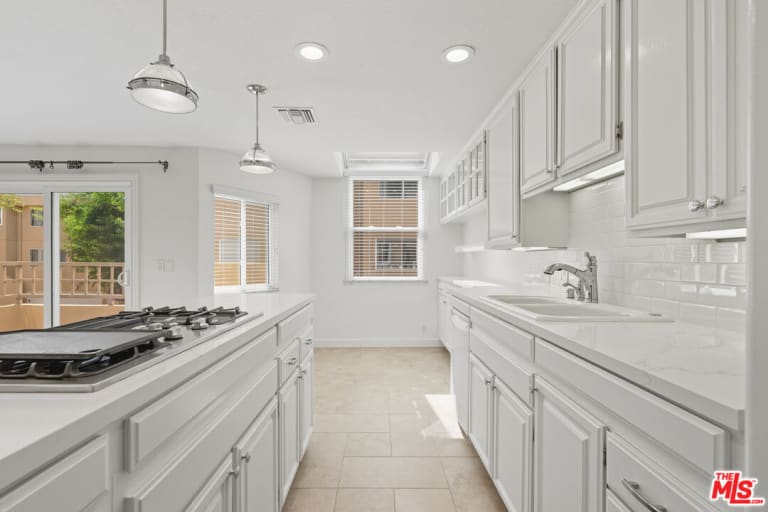 18730 Hatteras St #32, Tarzana, CA 91356 inception-app-prod/MGFkNTExOTUtZDU4Yy00MDJkLTljYTQtNGI1N2NjNWMwOTkw/content/2025/10/0d4968f564508d83510a24b9e6a4c77e69c22e1e.jpg