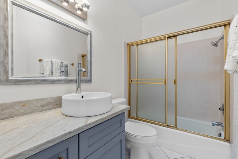 1027 S Bedford St #5, Los Angeles, CA 90035 inception-app-prod/MGFkNTExOTUtZDU4Yy00MDJkLTljYTQtNGI1N2NjNWMwOTkw/content/2025/10/0e7cbe2247023c4f4db1064ca14e9df9e395c93d.jpg