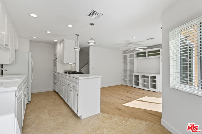 18730 Hatteras St #32, Tarzana, CA 91356 inception-app-prod/MGFkNTExOTUtZDU4Yy00MDJkLTljYTQtNGI1N2NjNWMwOTkw/content/2025/10/5f952fa06768d344fbdcb564059f0c3cd3a5277f.jpg