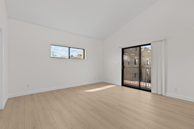 1027 S Bedford St #5, Los Angeles, CA 90035 inception-app-prod/MGFkNTExOTUtZDU4Yy00MDJkLTljYTQtNGI1N2NjNWMwOTkw/content/2025/10/774dedae836f71f5b3e59ab89c91af56f95e6daf.jpg