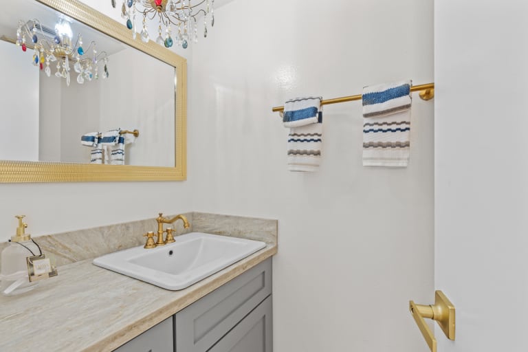 1027 S Bedford St #5, Los Angeles, CA 90035 inception-app-prod/MGFkNTExOTUtZDU4Yy00MDJkLTljYTQtNGI1N2NjNWMwOTkw/content/2025/10/8586cdf770bf981e3fd60d53dc2464caa7aa4095.jpg