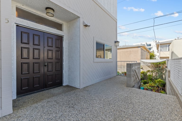 1027 S Bedford St #5, Los Angeles, CA 90035 inception-app-prod/MGFkNTExOTUtZDU4Yy00MDJkLTljYTQtNGI1N2NjNWMwOTkw/content/2025/10/8c03d831278139b5b6287be0112adc6ee581d898.jpg