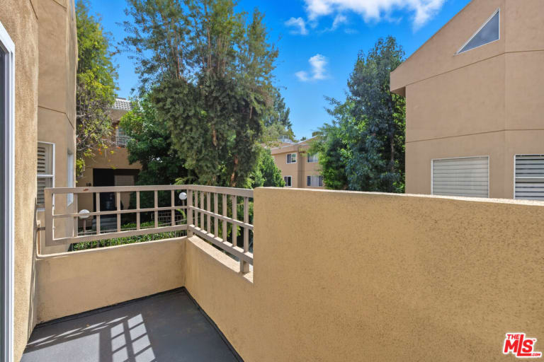 18730 Hatteras St #32, Tarzana, CA 91356 inception-app-prod/MGFkNTExOTUtZDU4Yy00MDJkLTljYTQtNGI1N2NjNWMwOTkw/content/2025/10/8d46e01811a15a4abbf8c3230a1fb188fdd2148d.jpg