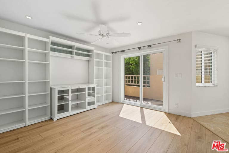 18730 Hatteras St #32, Tarzana, CA 91356 inception-app-prod/MGFkNTExOTUtZDU4Yy00MDJkLTljYTQtNGI1N2NjNWMwOTkw/content/2025/10/9b71133d7166db458e9b666600f1dc4d42a8b350.jpg