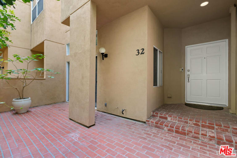 18730 Hatteras St #32, Tarzana, CA 91356 inception-app-prod/MGFkNTExOTUtZDU4Yy00MDJkLTljYTQtNGI1N2NjNWMwOTkw/content/2025/10/a956518374d8ec9e6ae20963a1e387db5e2f38fc.jpg