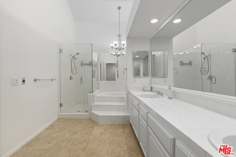 18730 Hatteras St #32, Tarzana, CA 91356 inception-app-prod/MGFkNTExOTUtZDU4Yy00MDJkLTljYTQtNGI1N2NjNWMwOTkw/content/2025/10/aaae68617a30f3bfc0200693d81c12e9d302e6dc.jpg