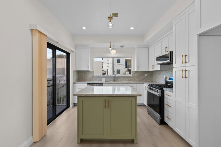 1027 S Bedford St #5, Los Angeles, CA 90035 inception-app-prod/MGFkNTExOTUtZDU4Yy00MDJkLTljYTQtNGI1N2NjNWMwOTkw/content/2025/10/b02518b83b9a088c3fd0714ad461b1c454053805.jpg