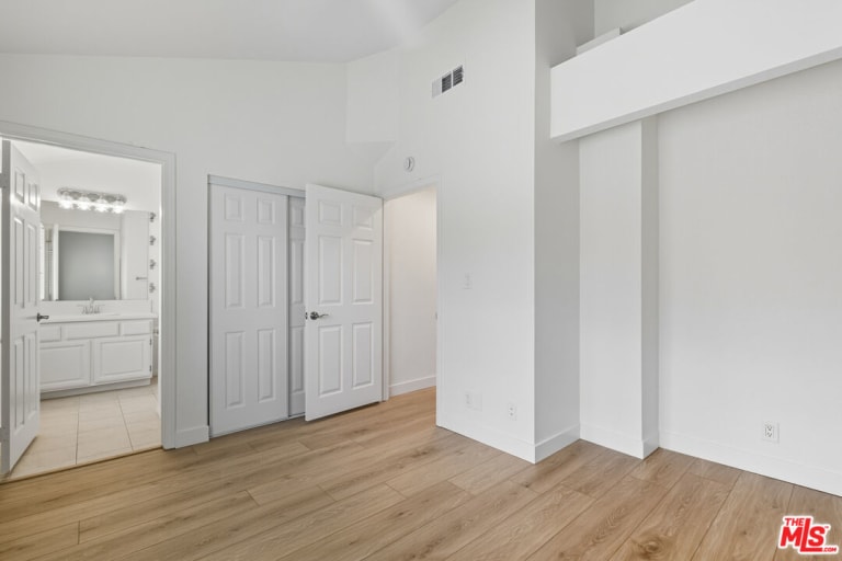 18730 Hatteras St #32, Tarzana, CA 91356 inception-app-prod/MGFkNTExOTUtZDU4Yy00MDJkLTljYTQtNGI1N2NjNWMwOTkw/content/2025/10/bd2e7ce4a435940fc9eda6a54ea214751a7886a7.jpg