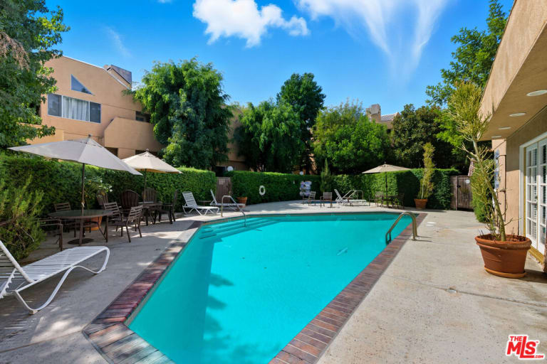 18730 Hatteras St #32, Tarzana, CA 91356 inception-app-prod/MGFkNTExOTUtZDU4Yy00MDJkLTljYTQtNGI1N2NjNWMwOTkw/content/2025/10/d4e0a2e1406f7404c477a79be411fc8972b2f34d.jpg