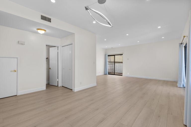 1027 S Bedford St #5, Los Angeles, CA 90035 inception-app-prod/MGFkNTExOTUtZDU4Yy00MDJkLTljYTQtNGI1N2NjNWMwOTkw/content/2025/10/e5651935350a2a4f0890b4cf2447024d4b70ae41.jpg