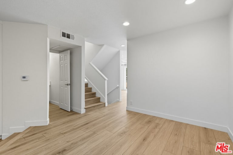 18730 Hatteras St #32, Tarzana, CA 91356 inception-app-prod/MGFkNTExOTUtZDU4Yy00MDJkLTljYTQtNGI1N2NjNWMwOTkw/content/2025/10/ea0c6547763063b32bb83fe1f7318ea3630588d0.jpg