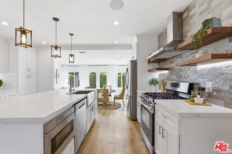 17320 Tiara St, Encino, CA 91316 inception-app-prod/MGFkNTExOTUtZDU4Yy00MDJkLTljYTQtNGI1N2NjNWMwOTkw/content/2026/05/2b5fb8573ebaea2792edc3a8a5e8a80e337fcc1c.jpg