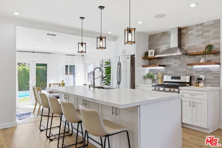 17320 Tiara St, Encino, CA 91316 inception-app-prod/MGFkNTExOTUtZDU4Yy00MDJkLTljYTQtNGI1N2NjNWMwOTkw/content/2026/05/8d1d8de38047c740629c37c4210ed7ac23aa927a.jpg
