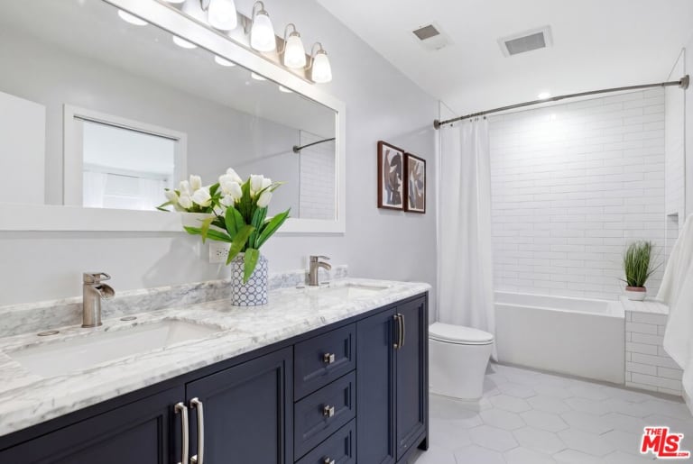 17320 Tiara St, Encino, CA 91316 inception-app-prod/MGFkNTExOTUtZDU4Yy00MDJkLTljYTQtNGI1N2NjNWMwOTkw/content/2026/05/a5d0f7d7c3506d1f6b01a35e8d70592cba096193.jpg