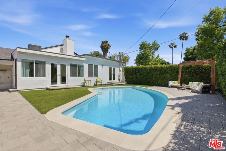 17320 Tiara St, Encino, CA 91316 inception-app-prod/MGFkNTExOTUtZDU4Yy00MDJkLTljYTQtNGI1N2NjNWMwOTkw/content/2026/05/ade85e6d11b778c19b4410b08427735534617405.jpg