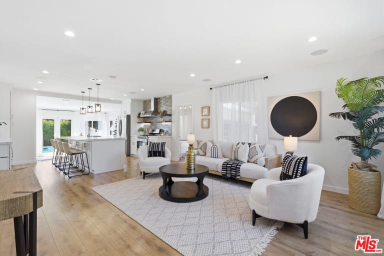 17320 Tiara St, Encino, CA 91316 inception-app-prod/MGFkNTExOTUtZDU4Yy00MDJkLTljYTQtNGI1N2NjNWMwOTkw/content/2026/05/fb4353f3dfd095983db8f6a873fadf8ee76db0bf.jpg