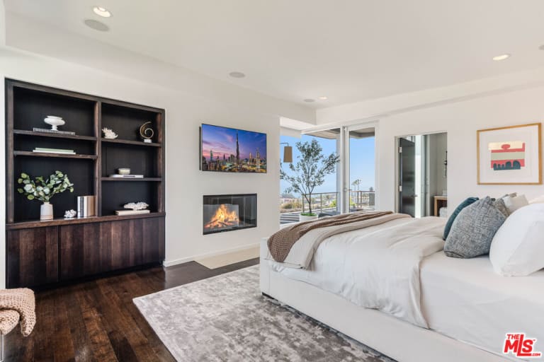 16622 Akron St, Pacific Palisades, CA 90272 inception-app-prod/MGFkNTExOTUtZDU4Yy00MDJkLTljYTQtNGI1N2NjNWMwOTkw/content/2026/07/d5d1fe6652de67629605faddcb9e295bc84f28e4.jpg