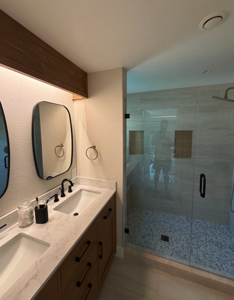 <p>Primary Bath</p> inception-app-prod/MzE3OTJjN2QtZmY3Ni00NjA2LWFjNWYtNTBmMjEyNWRlYThi/content/2026/06/effe6e43d0c82239dcebbd49755ba38b35bb81b6.png