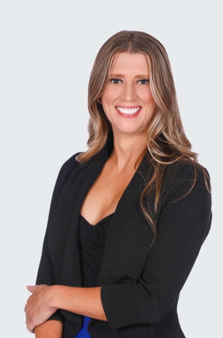 Polished branding photo of Steavy Carter with curls and a direct gaze — strong and approachable real estate presence.